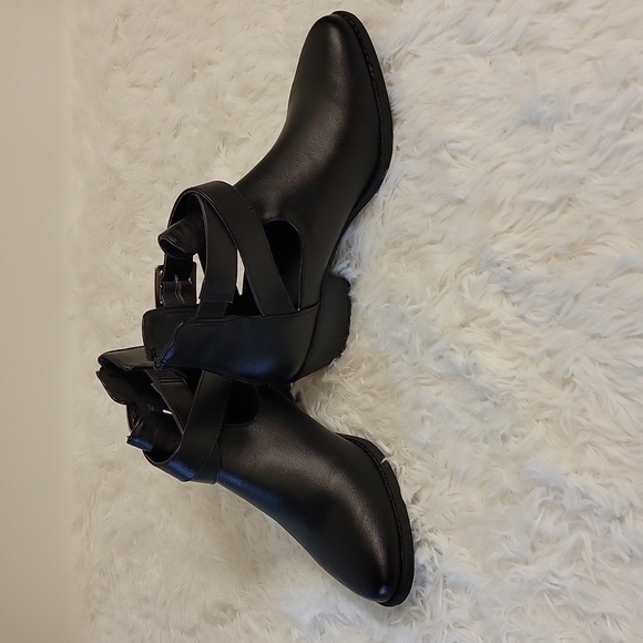 Charlotte Russe Size 6 Ankle Booties With 1.5 Inch Heel NWT - Picture 3 of 9